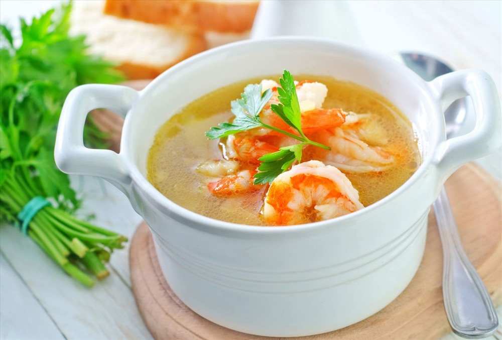 Súp Tom Yum Goong phiên bản nước trong.