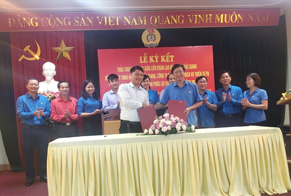 Lãnh đạo Liên đoàn Lao động tỉnh và lãnh đạo Công ty TNHH MEDLATEC Bắc Giang ký thỏa thuận hợp tác.
