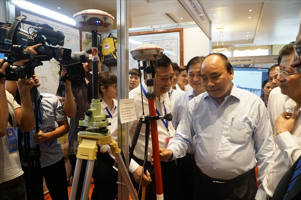 Thủ tướng thăm quan các gian hàng triển lãm công nghệ tại hội nghị. Ảnh: T.A.