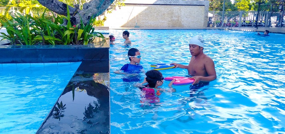HLV sẽ dạy bơi và hướng dẫn xử lý tình huống ở dưới nước cho trẻ em. ảnh: V.X