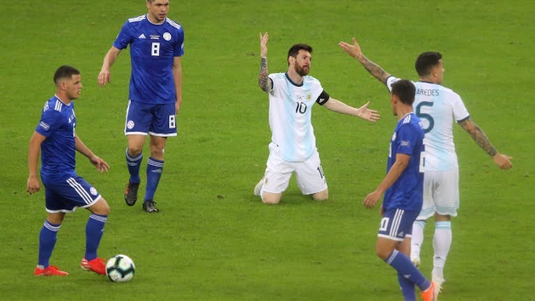 Không muốn về nước sớm, Messi và các đồng đội phải cải thiện phong độ ngay lập tức. Ảnh: Reuters.