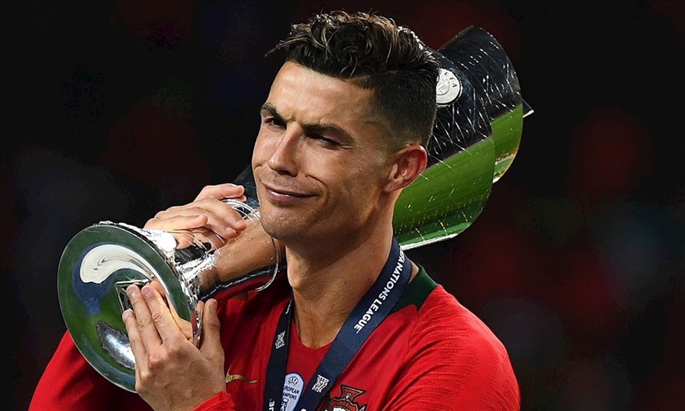 Ronaldo và vẻ mãn nguyện với chiếc cúp Nations League. Ảnh: Goal.