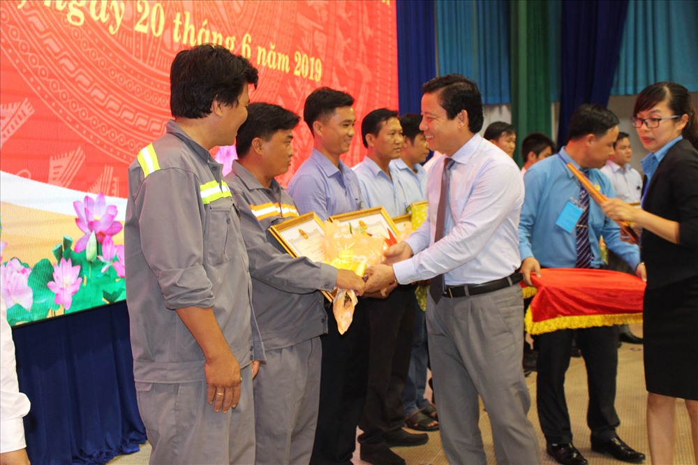 Phó Chủ tịch UBND tỉnh Long An - ông Phạm Tấn Hòa trao khen thưởng cho CNLĐ.