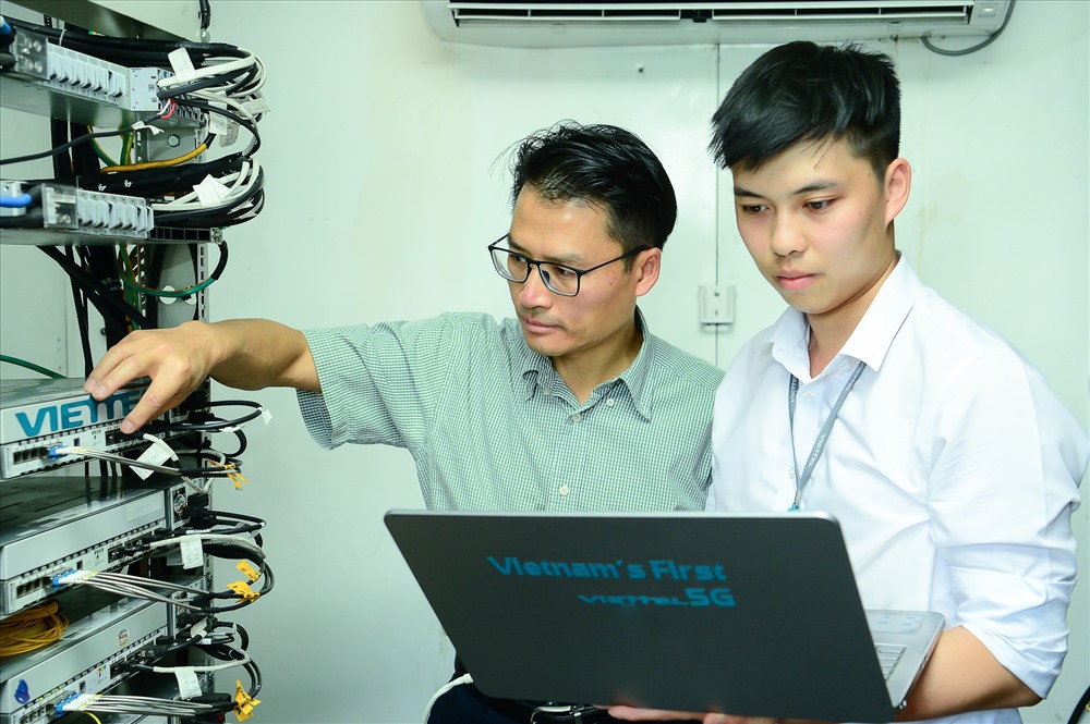 Kỹ thuật viên Viettel thao tác tích hợp trạm 5G đầu tiên tại Việt Nam