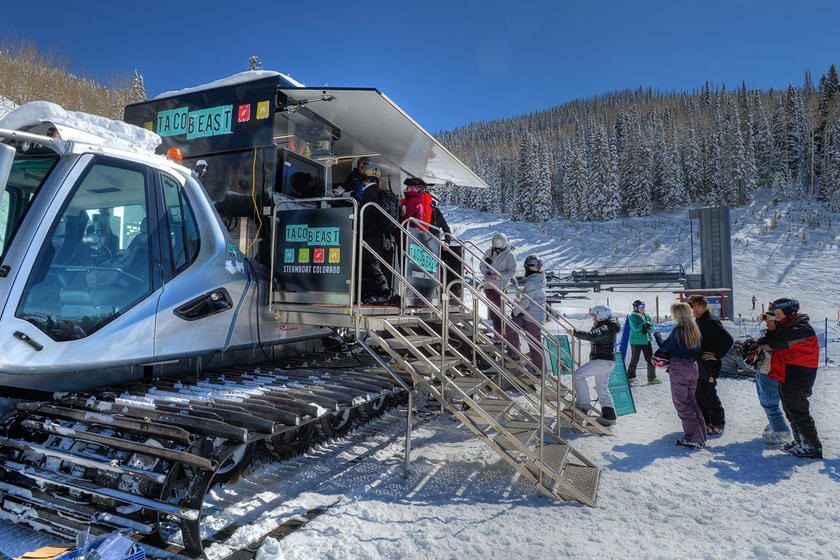 Ở một khu du lịch trượt tuyết tại tiểu bang Colorado, Hoa Kỳ có một chiếc xe tên gọi Tacos, hầu như tất cả khách du lịch đến nghỉ dưỡng ở đây đều thích thú với nó. Bởi lẽ, nó là một chiếc xe trượt tuyết khổng lồ và có thể bán rất nhiều những món ăn đặc biệt, từ các món súp, đồ nướng, chiên...Nó di chuyển từ 3 đến 4 vị trí trong khu du lịch trên để phục vụ du khách. Ảnh: Carbuzz