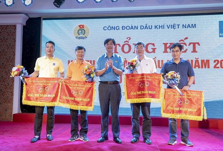 Đồng chí Nguyễn Mạnh Kha - Phó Chủ tịch CĐ DKVN trao giải Nhì toàn đoàn cho các đơn vị  PTSC, PVFCCo, PVD và PV Gas.