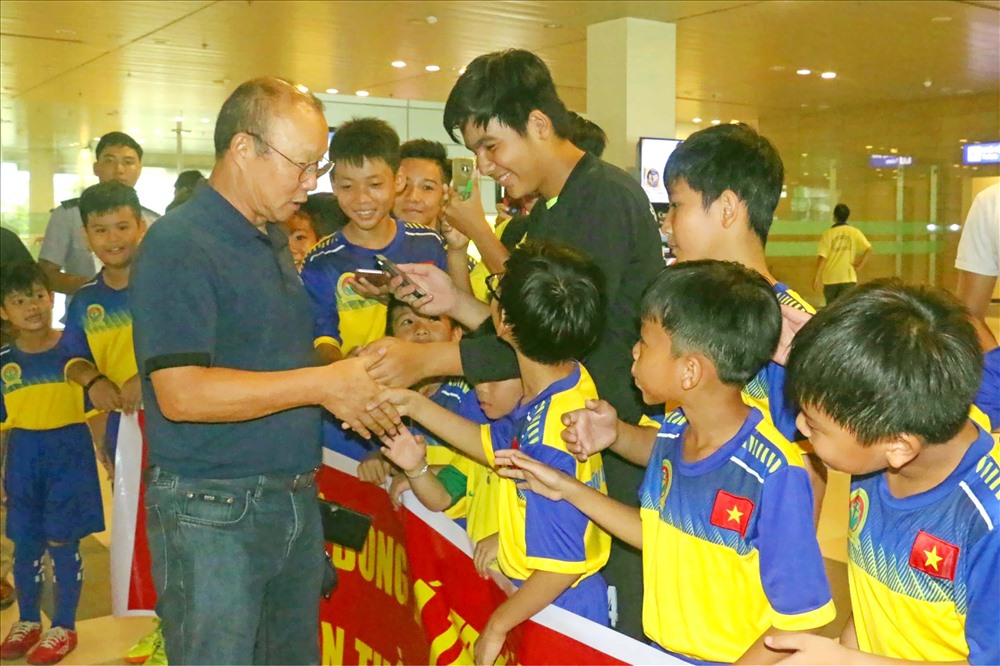 Ngay khi xuống sân bay, HLV Park Hang-seo thể hiện sự thân thiện với các cầu thủ nhí CLB bóng đá Trường Tiểu học Võ Trường Toản (TP Cần Thơ). Ảnh: Dương Thu