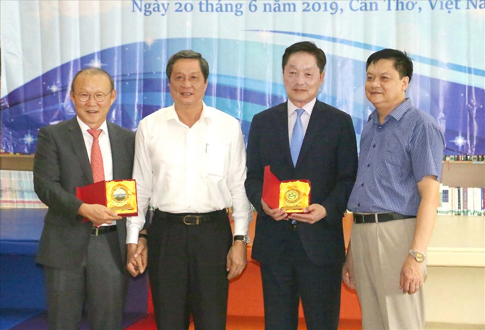 HLV Park Hang-seo nhận kỷ niệm chương từ lãnh đạo TP Cần Thơ. Ảnh: Dương Thu