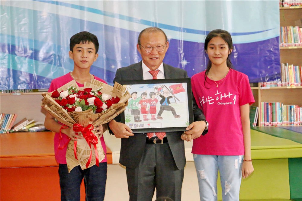 Các cầu thủ nhí Cần Thơ  gửi tặng ông Park bức tranh đầy ý nghĩa với hình ảnh HLV Park Hang-seo đã tạo “dấu mốc” Việt Nam- Hàn Quốc. Ảnh: Dương Thu