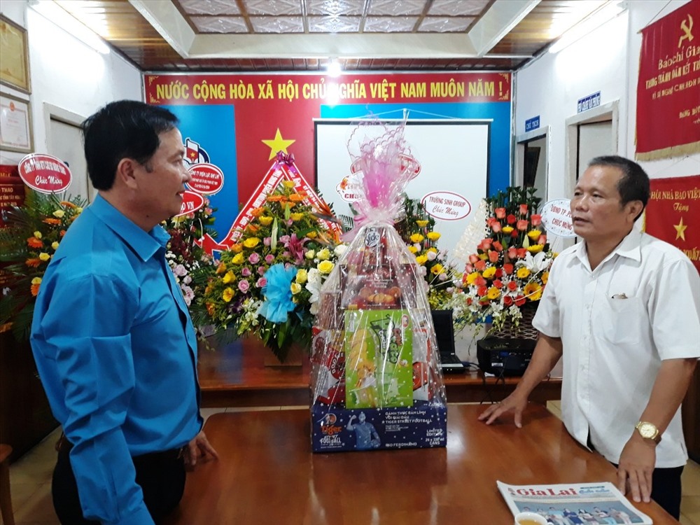 Phó Chủ tịch LĐLĐ tỉnh Gia Lai - ông Nguyễn Ngọc Minh (bìa trái) thăm các cơ quan báo chí nhân ngày 21.6. Ảnh: Mai Trang
