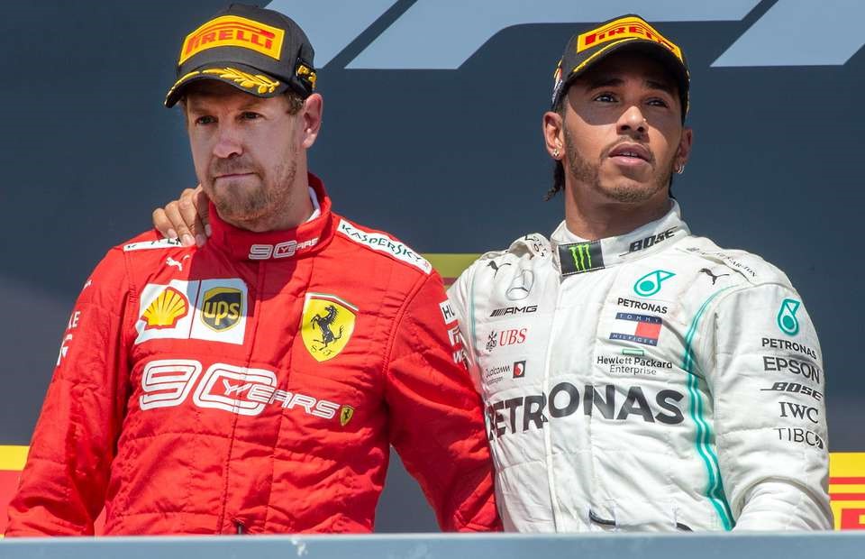Vettel (trái) không hài lòng khi bị tước chiến thắng ở chặng trước.