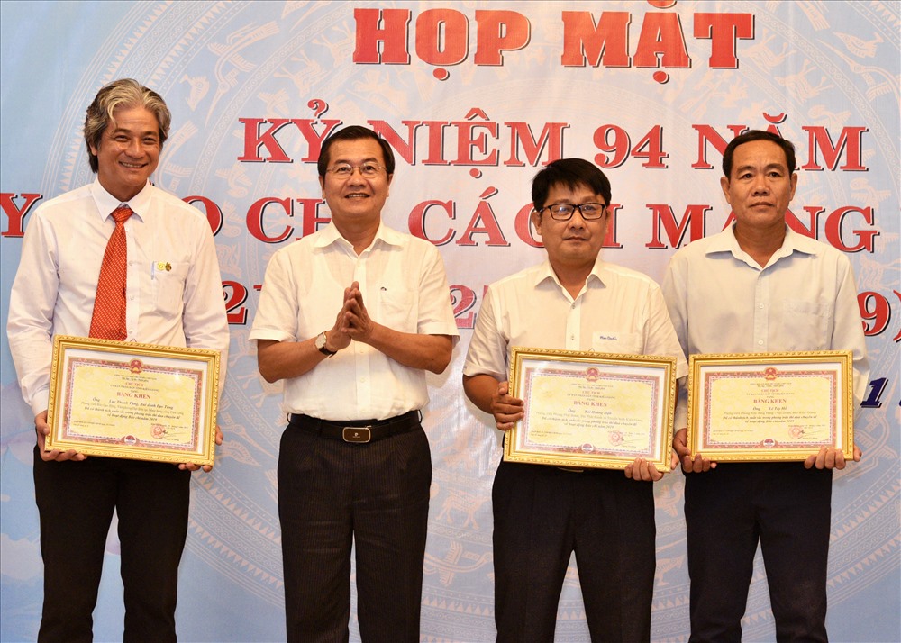 Nhà báo Lục Tùng - Báo Lao Động (thứ 2 từ trái sang) tại buổi lễ nhận Giải Nhất Giải Báo chí tỉnh Kiên Giang năm 2019. Ảnh: LTH