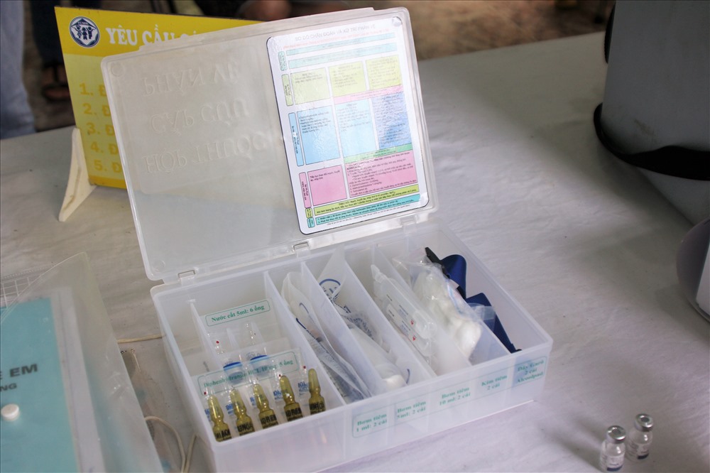 Tại trạm y tế xã Thượng Sơn, hộp cấp cứu chống sốc được trang bị tại mỗi bàn tiêm chủng. Ảnh: Thùy Linh