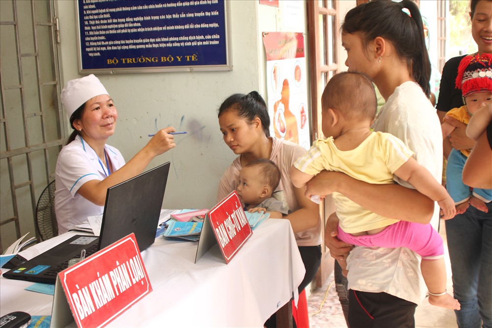 Người dân đưa con đi tiêm vắc xin tại trạm y tế xã Thượng Sơn- Vị Xuyên- Hà Giang. Ảnh: Thùy Linh
