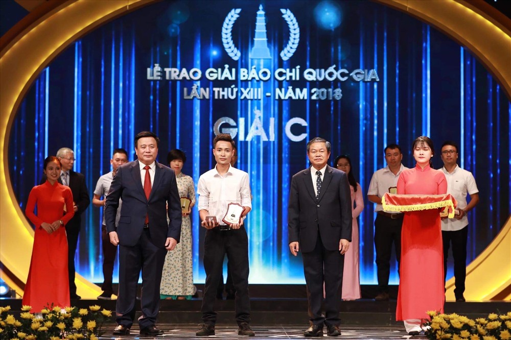 PV Phạm Đông, báo Lao Động nhận giải C Giải Báo chí Quốc gia. Ảnh Hải Nguyễn