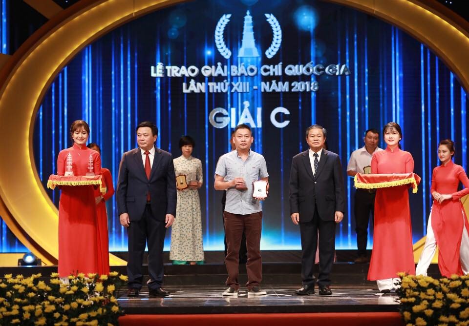 Phóng viên Việt Lâm, Báo Lao Động nhận giải C Giải Báo chí Quốc gia 2018. Ảnh: Hải Nguyễn