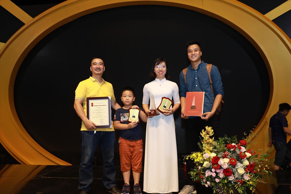 Nhóm tác giả Báo Lao Động đạt giải B Giải Báo chí Quốc gia năm nay. Ảnh Hải Nguyễn