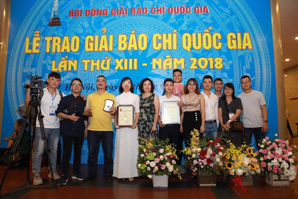 Tập thể PV báo Lao Động nhận giải Báo chí Quốc gia năm nay. Ảnh Hải Nguyễn