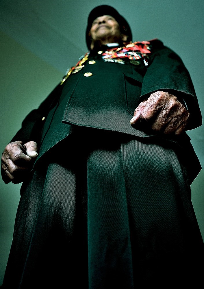 Trong bộ quân phục chỉnh tề, nhìn từ dưới lên, tướng Huy như một tượng đài, tiêu biểu cho một thế hệ tướng trận anh hùng của quân đội nhân dân VN trong hai cuộc kháng chiến. 1 tỏng 9 bức ảnh của bộ ảnh “Một đời và một ngày sau chiến tranh“.