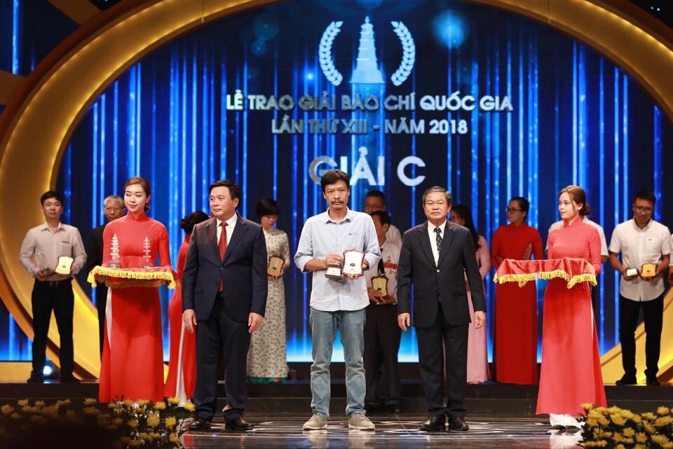 Phóng viên ảnh Việt Văn nhận giải C giải Báo chí Quốc gia năm 2019.