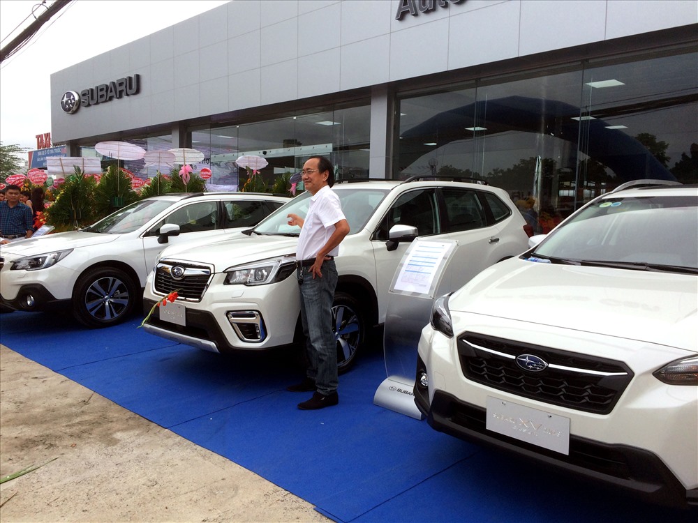 Khách hàng tham quan các mẫu xe mới nhất của Subaru tại Cần Thơ. Ảnh: TR.N