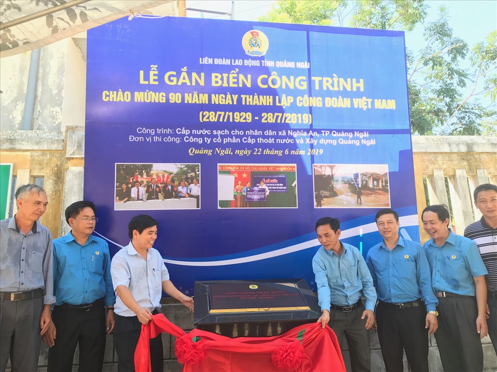 Thực hiện nghi thức gắn biển tên công trình chào mừng kỷ niệm 90 năm thành lập Công đoàn Việt Nam . Ảnh: Hà Phương