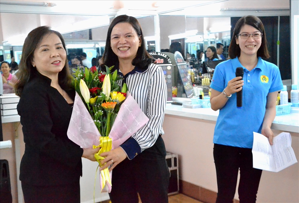 Phó Chủ tịch LĐLĐ An Giang Phan Thị Diễm tặng hoa cho bà Nguyễn Thị Kim Châu. Ảnh: Lục Tùng