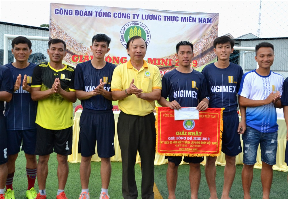 Ông Lê MinhTrượng - Chủ tịch CĐ VINAFOOD 2 trao giải Nhất cho đội bóng Cty CP Xuất nhập khẩu Kiên Giang. Ảnh: Lục Tùng