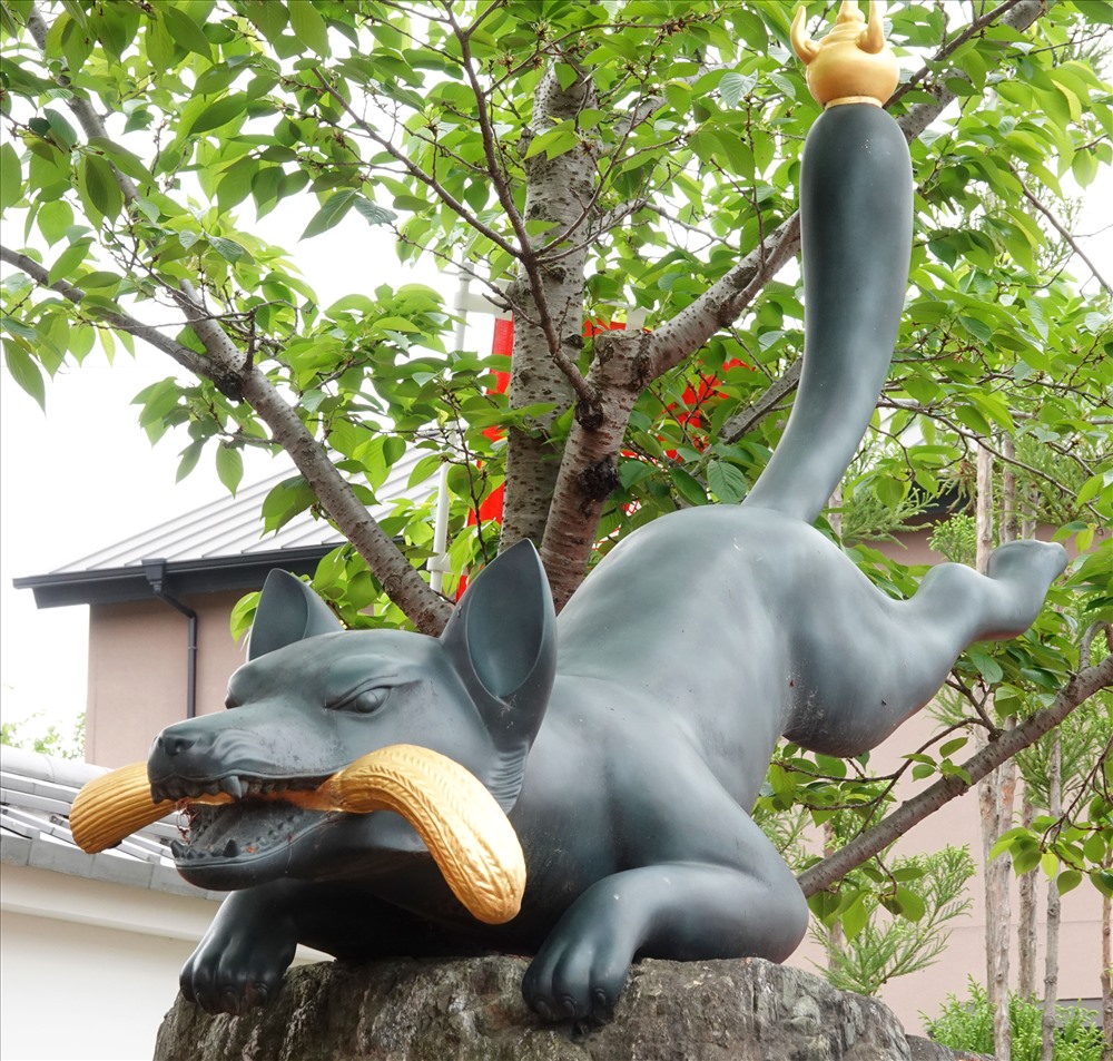 Vô số hình thần cáo thân thiện, có nơi, họ còn làm cả tượng hai thần cáo đứng sát nhau, ở giữa khoét một cái lỗ cho người check-in thò mặt vào đó chụp ảnh kỉ niệm. Ảnh: Đ.H.H