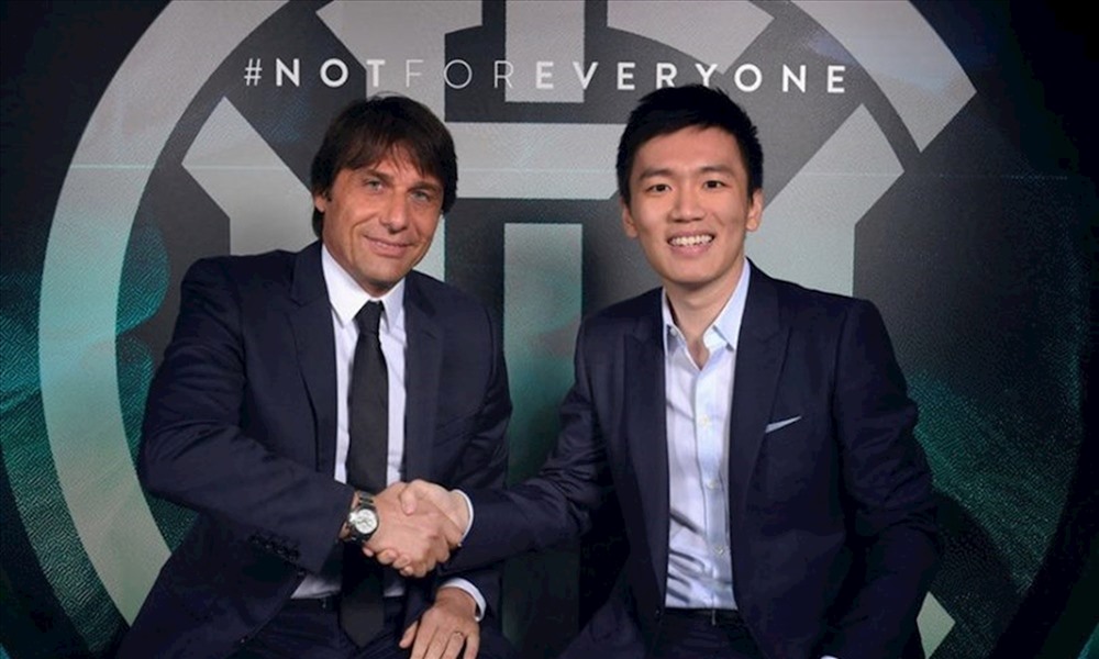 Conte và chủ tịch của Inter Milan. Ảnh: EPA.