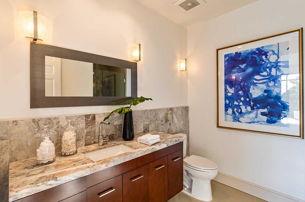 Phòng tắm mang phong cách đương đại được trang trí với những vật phẩm xa xỉ.