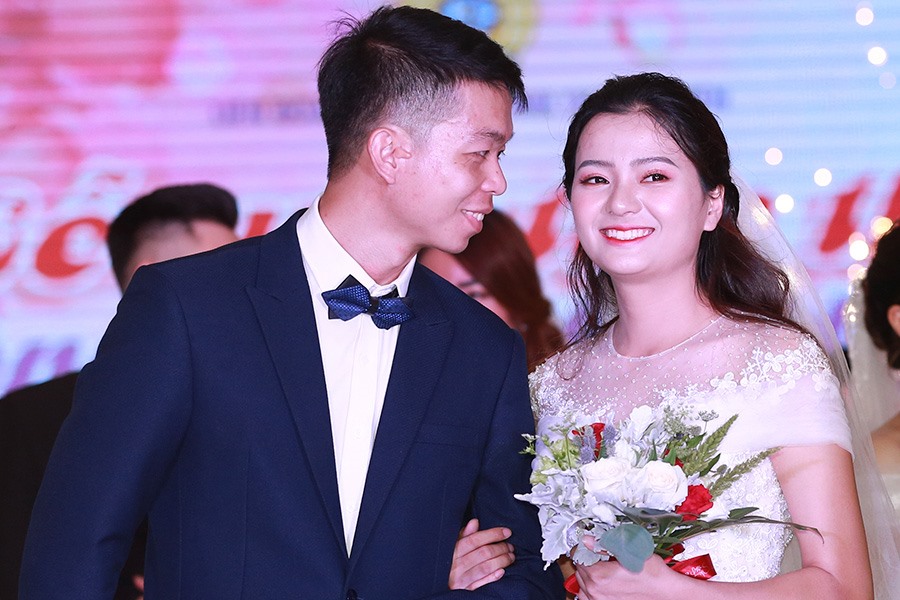 Chú rể và cô dâu hạnh phúc trong lễ cưới tập thể lần đầu tiên do LĐLĐ tỉnh Thái Nguyên tổ chức, cũng là lễ cưới tập thể đầu tiên ở tỉnh này.