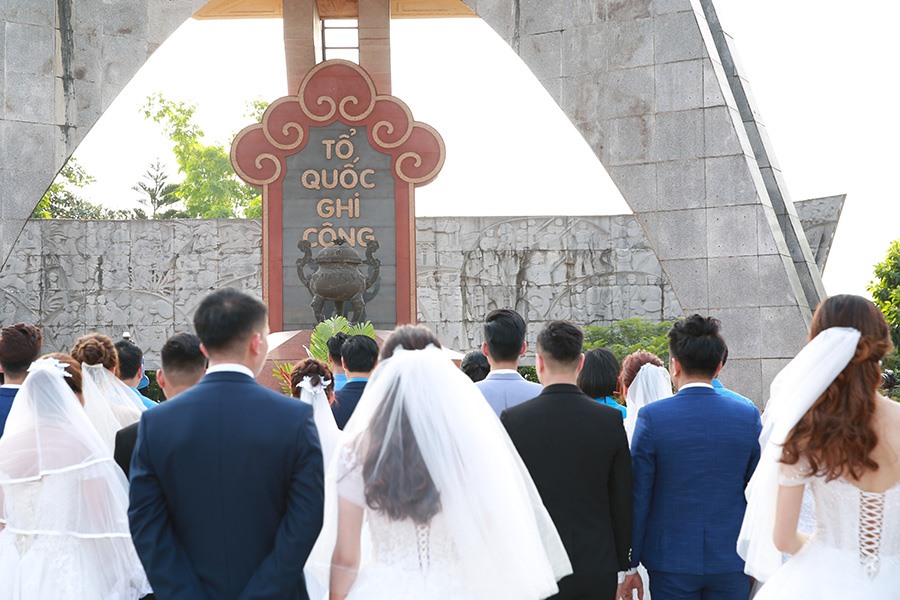 18 cặp đôi tới dâng hương tại nghĩa trang liệt sĩ trung tâm thành phố Thái Nguyên.