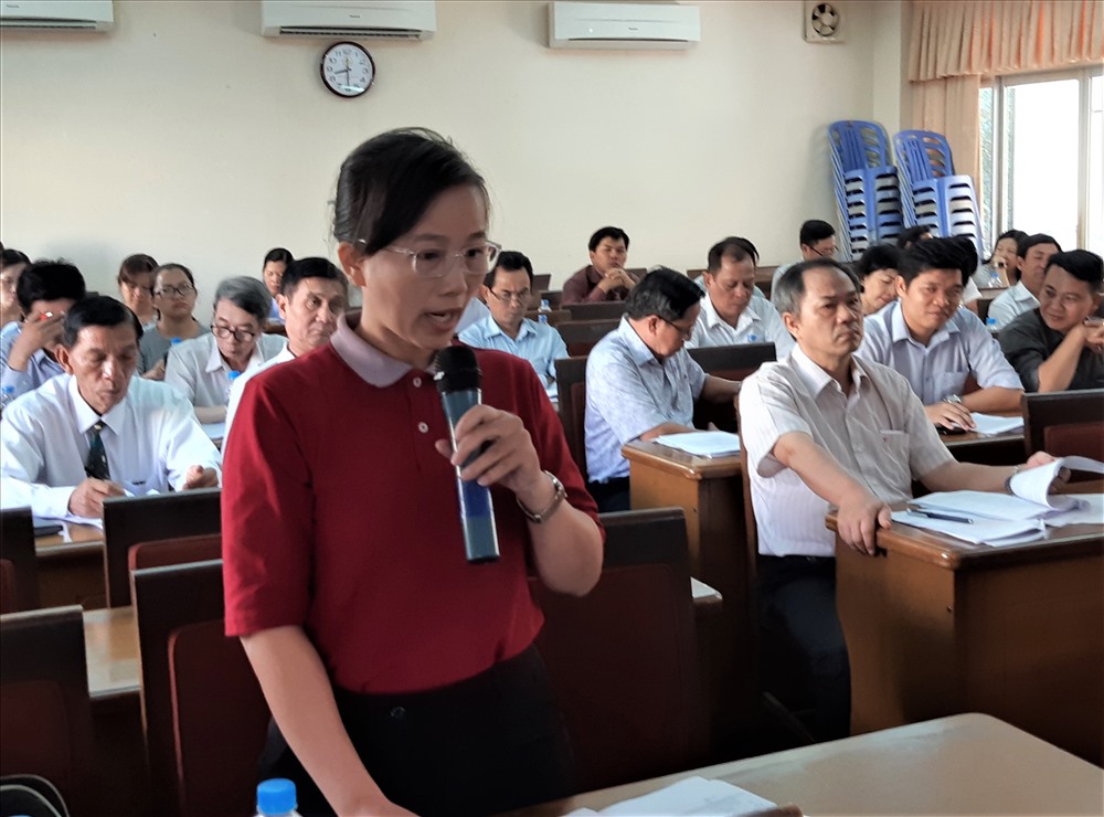 Bà Trần Thị Hồng Vân: “Thực tế thì CN đang làm thêm nhiều công việc sau giờ làm như chạy Grap, bán hàng online, bán hàng rong… trong khi thu nhập của những việc đó không bằng tăng ca”. Ảnh Nam Dương.