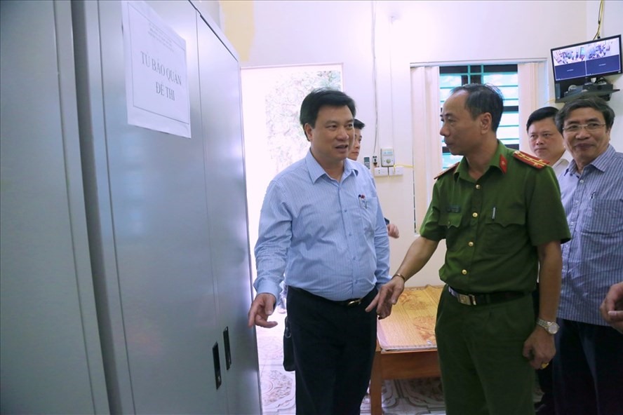 Thứ trưởng Bộ GDĐT Nguyễn Hữu Độ kiểm tra nơi bảo quản đề thi THPT quốc gia 2019 ở Phú Thọ.