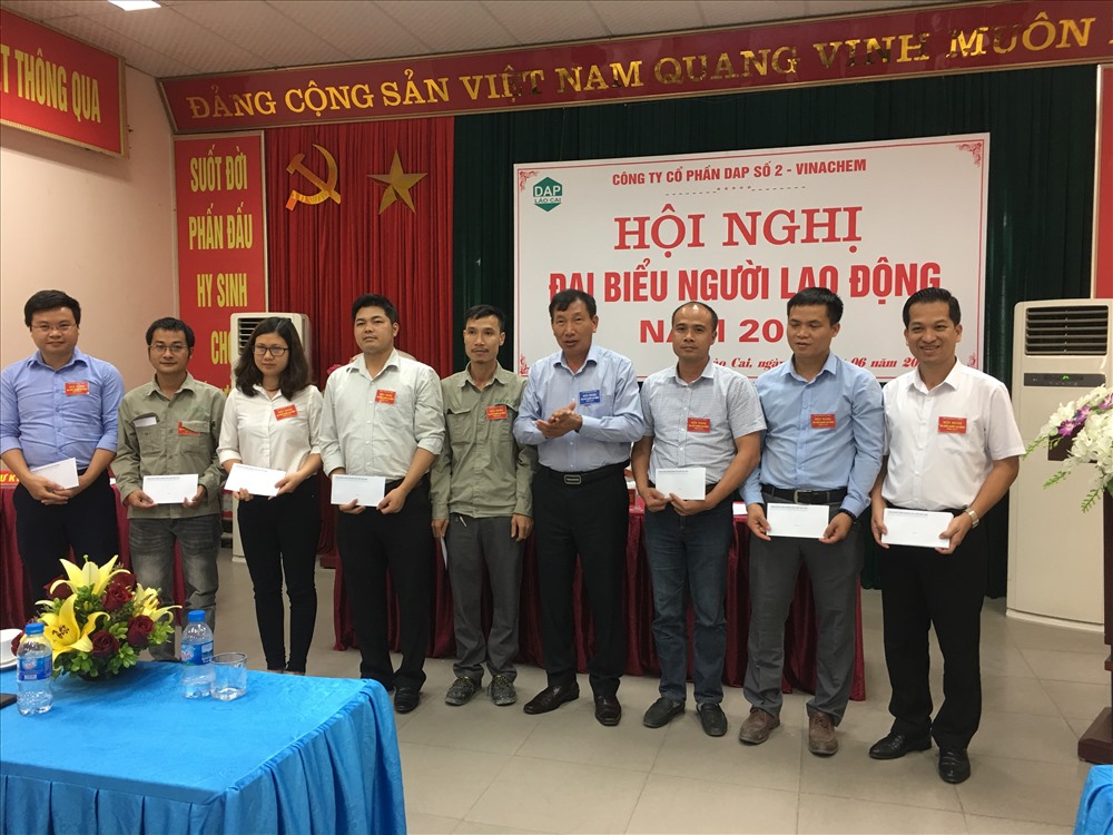 Lãnh đạo Công đoàn Công nghiệp Hoá chất Việt Nam trao hỗ trợ cho đoàn viên có hoàn cảnh khó khăn. Ảnh: H.T