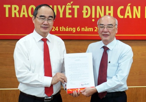 Bí thư Thành ủy TPHCM Nguyễn Thiện Nhân trao quyết định cho ông Phan Nguyễn Như Khuê. Ảnh: Trung Sơn.