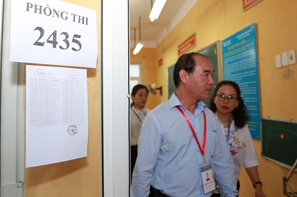 Cùng đoàn công tác, ông Ngô Văn Quý – Phó Chủ tịch UBND thành phố Hà Nội đã kiểm tra công tác chuẩn bị, các phòng thi trước thềm kỳ thi sẽ chính thức diễn ra vào ngày 25.6.
