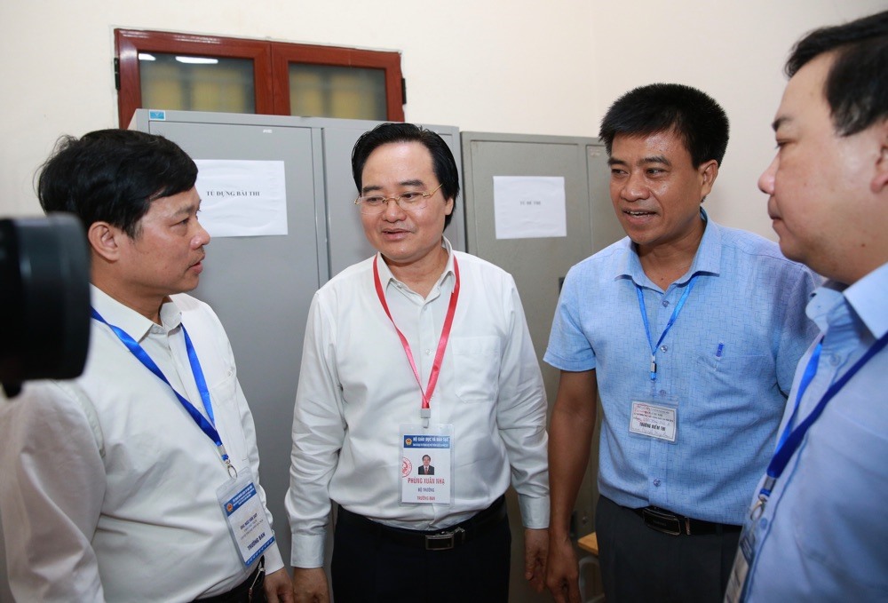 Trong cuộc làm việc với đại diện Ban chỉ đạo thi TP Hà Nội và huyện Hoài Đức, Bộ trưởng Phùng Xuân Nhạ đặc biệt lưu ý về công tác bảo quản đề thi, bài thi và công tác đảm bảo an ninh trong quá trình thi.