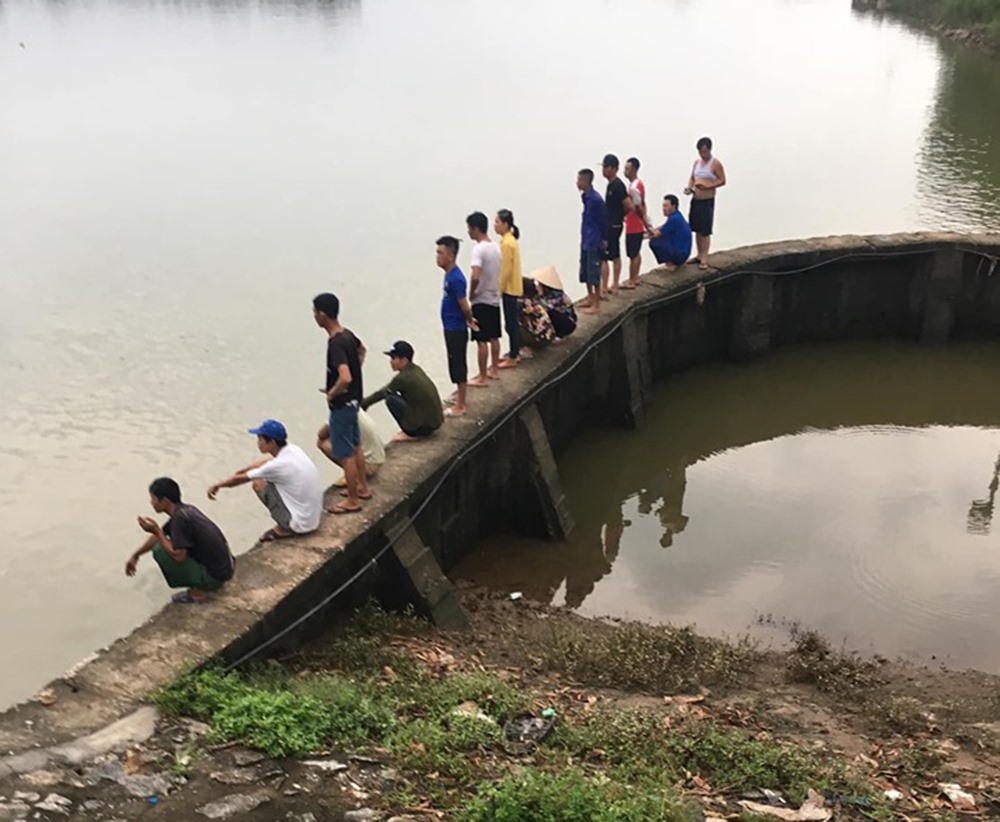 Khu vực nơi hai bà cháu bị rơi xuống sông mất tích trong đêm. Ảnh: Vũ Công Khoa.