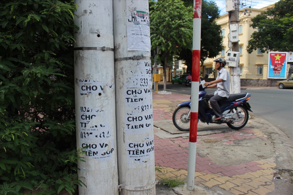Quảng cáo “Cho vay tiền góp” trên cột điện ở TP.Tân An. Ảnh: Kỳ Quan