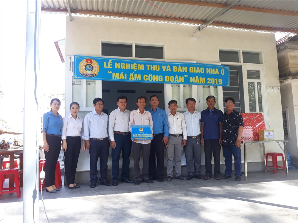 Các đại biểu tại lễ nghiệm thu và bàn giao mái ấm công đoàn. Ảnh: Hà Phương