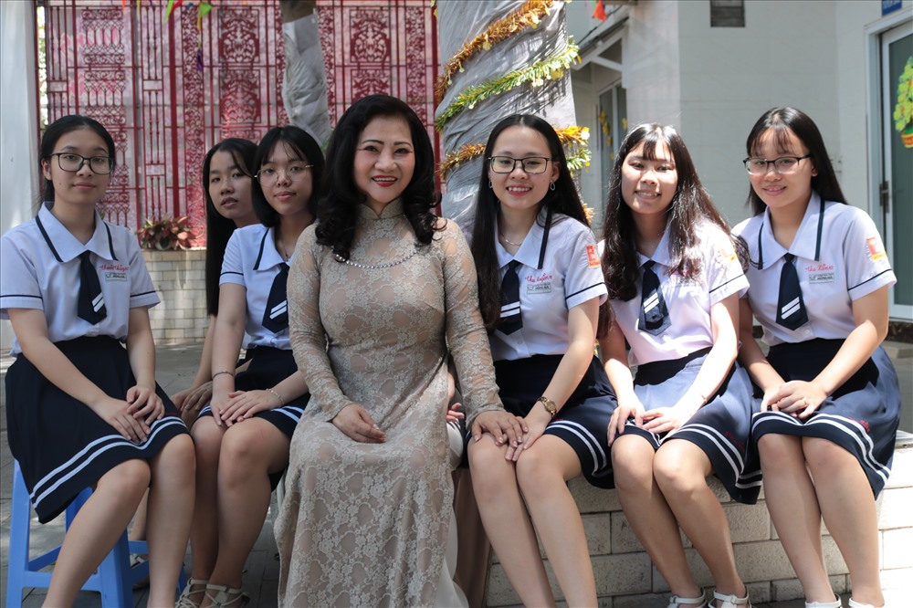 Thu Hiền (ngoài cùng bên phải) cùng các bạn chung lớp và cô hiệu trưởng Hà Thị Kim Sa. Ảnh: Anh Tú