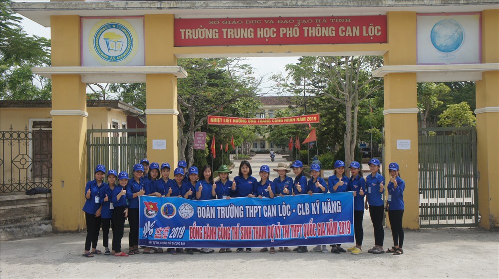Đội tiếp sức mùa thi thuộc CLB kỹ năng trường THPT Can Lộc. Ảnh: A.Đ