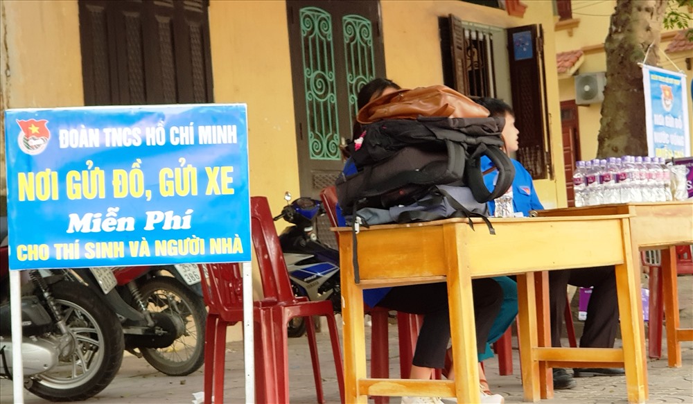 Tại điểm thi Trường chuyên Lương Văn Tụy, thành phố Ninh Bình đội thanh niên tình nguyện cũng bố trí các điểm trông giữ xe và phát nước uống miễn phí cho thí sinh. Ảnh: NT