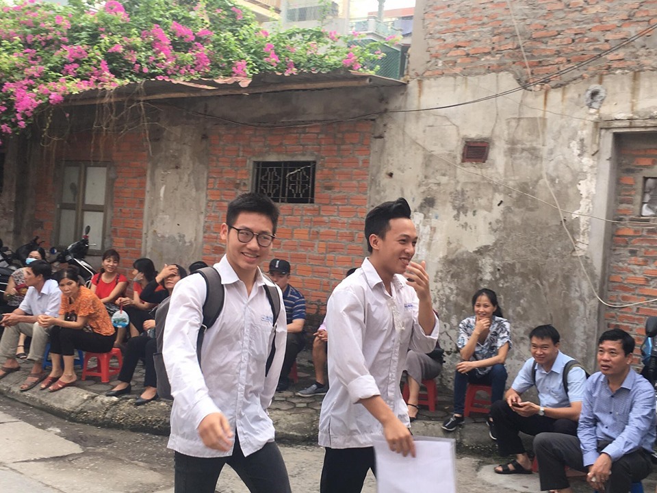Tại điểm thi THPT Yên Hòa, 7h trống trường thi đã điểm gọi thí sinh vào phòng thi, nhiều si tử vẫn thong thả thoải mái đến trường thi. Ảnh: Thảo Anh