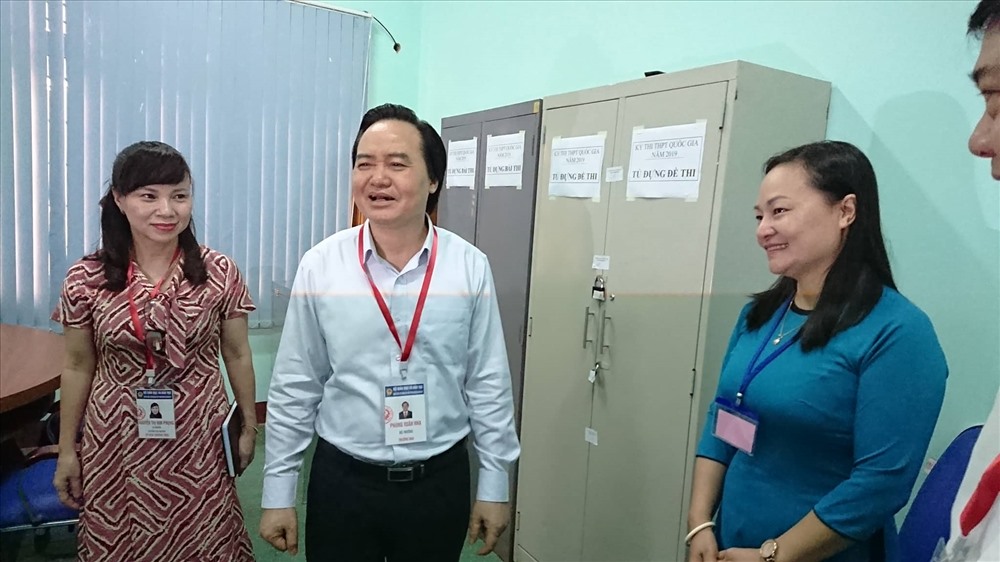 Bộ trưởng đánh giá cao công tác tổ chức kỳ thì THPT quốc gia tại Đắk Lắk. Ảnh: LX