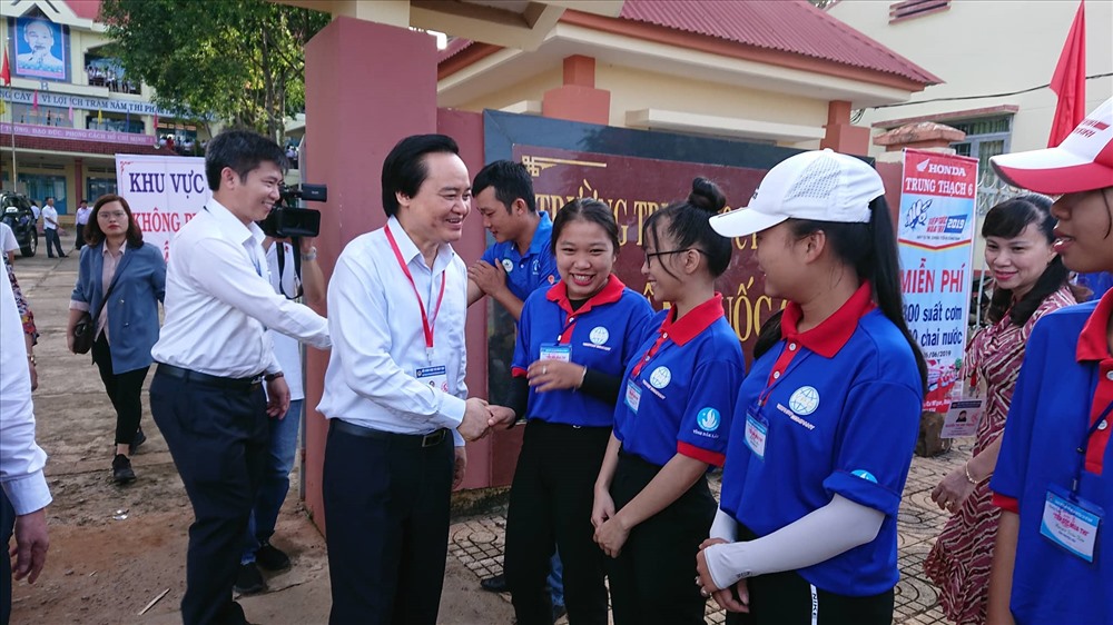 Bộ trưởng Phùng Xuân Nhạ đề nghị ngành giáo dục Đắk Lắk tránh những sai sót đáng tiếc trong quá trình tổ chức kỳ thi này. Ảnh: LX