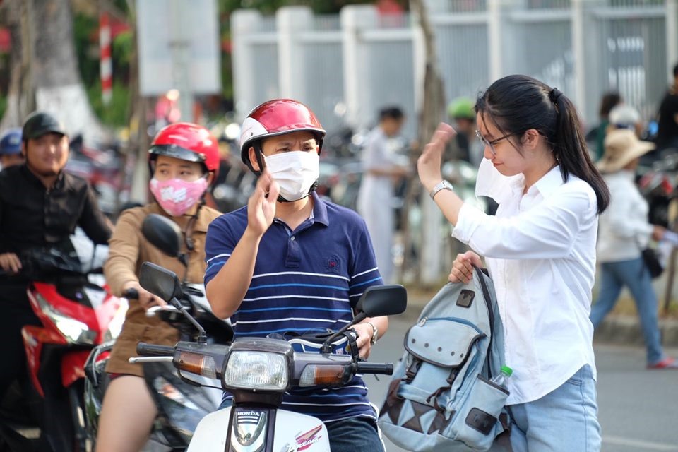 Là một kỳ thi quan trọng, nhiều bậc phụ huynh tỏ ra lo lắng cho con. Trước giờ làm bài, những hành động truyền lửa đã được cha mẹ gửi đến con. Ảnh: Hoàng Vinh