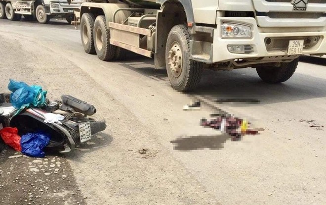Chiếc xe máy của nam sinh nằm bên lề đường sau vụ tai nạn. Ảnh: Trọng Sơn/Zing.vn